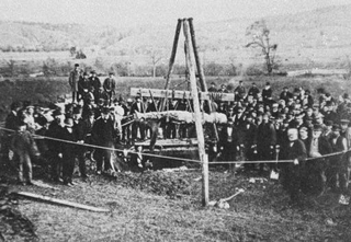 Imagen: Fotografía tomada en el año 1869 en el momento en el que se desenterró el gigante de Cardiff. Wikimedia Commons
